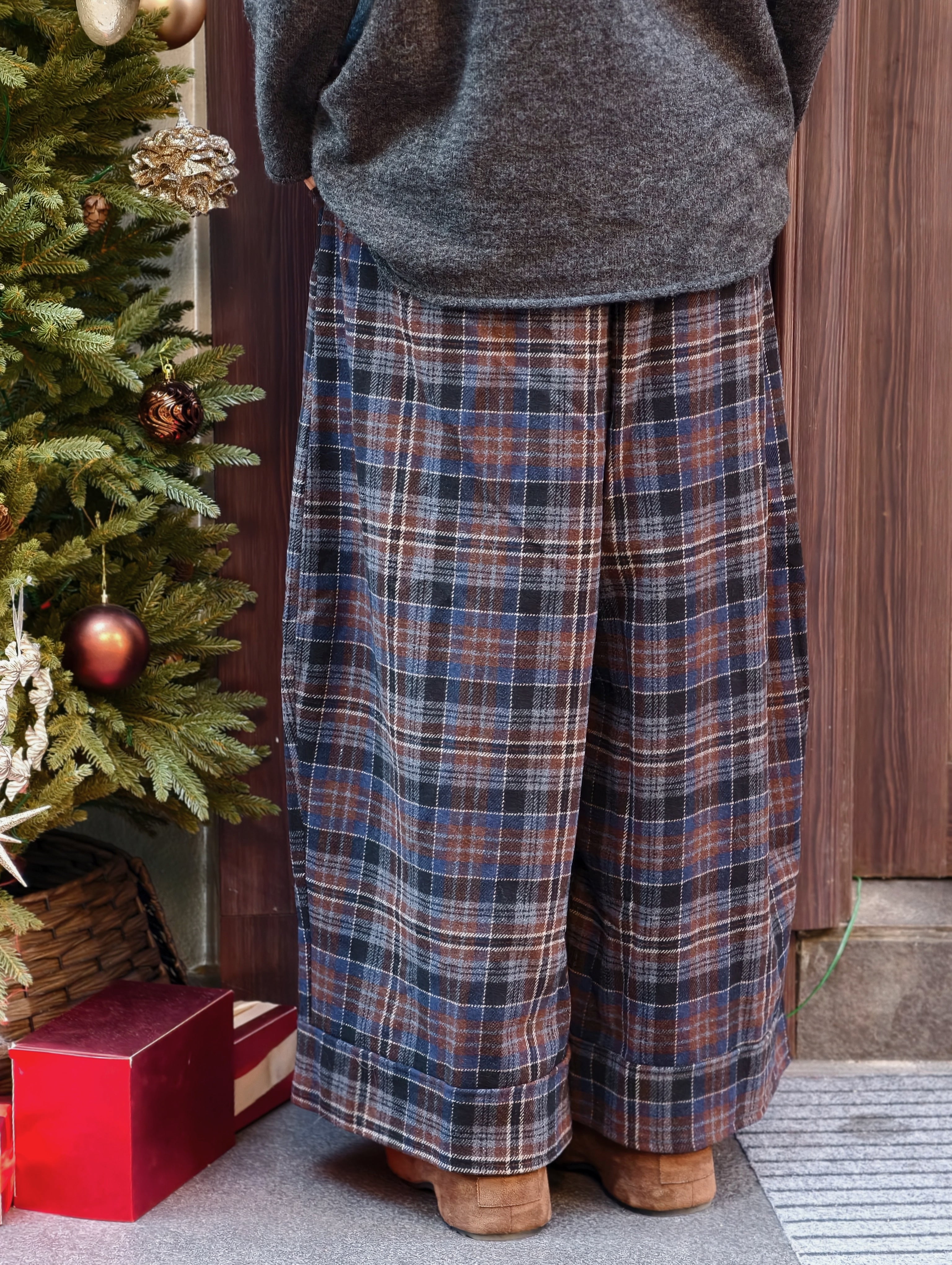 ネイビーのチェックワイドパンツ M00137