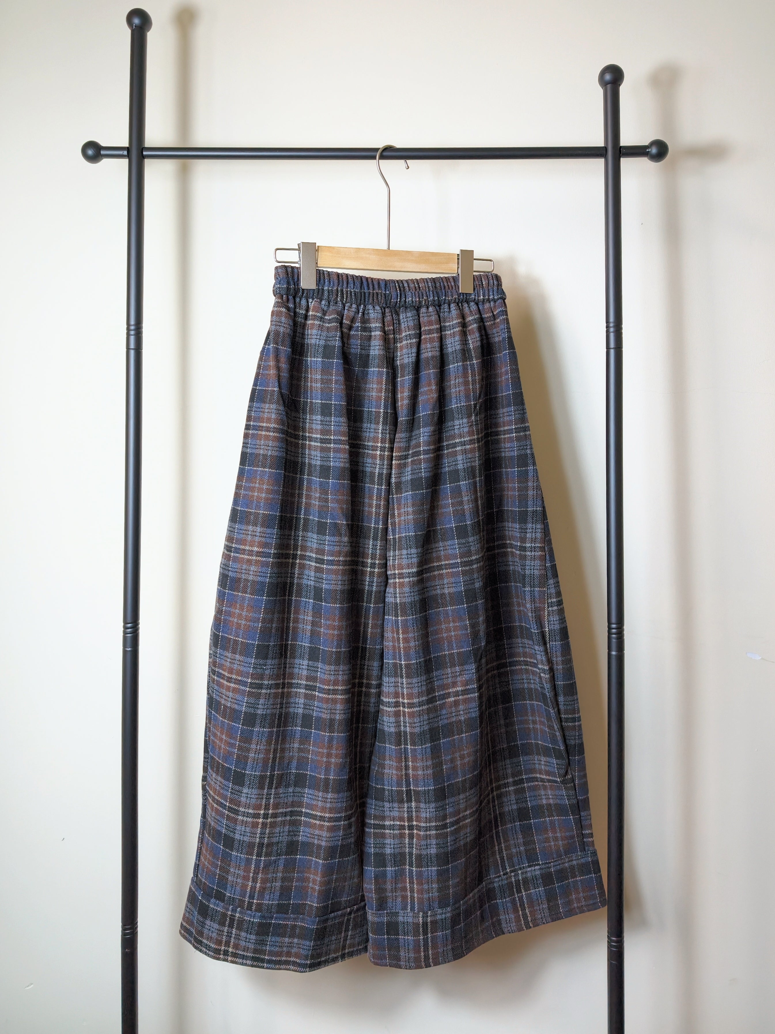 ネイビーのチェックワイドパンツ M00137