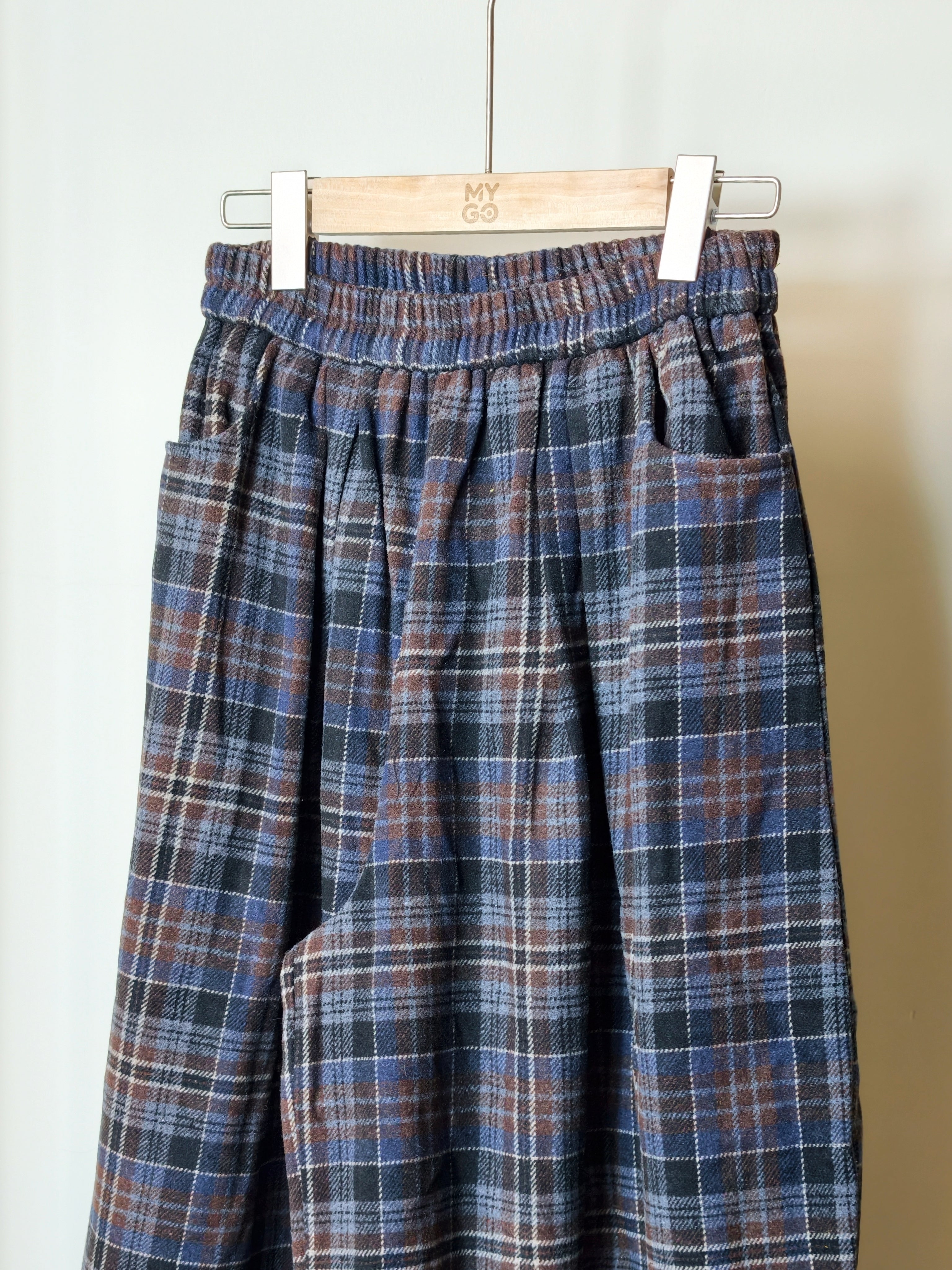 ネイビーのチェックワイドパンツ M00137