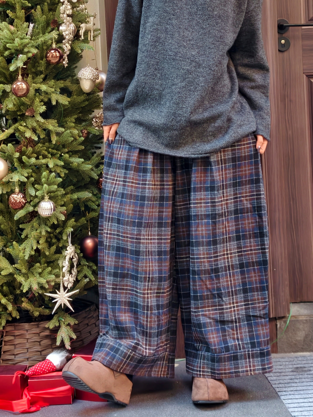 ネイビーのチェックワイドパンツ M00137