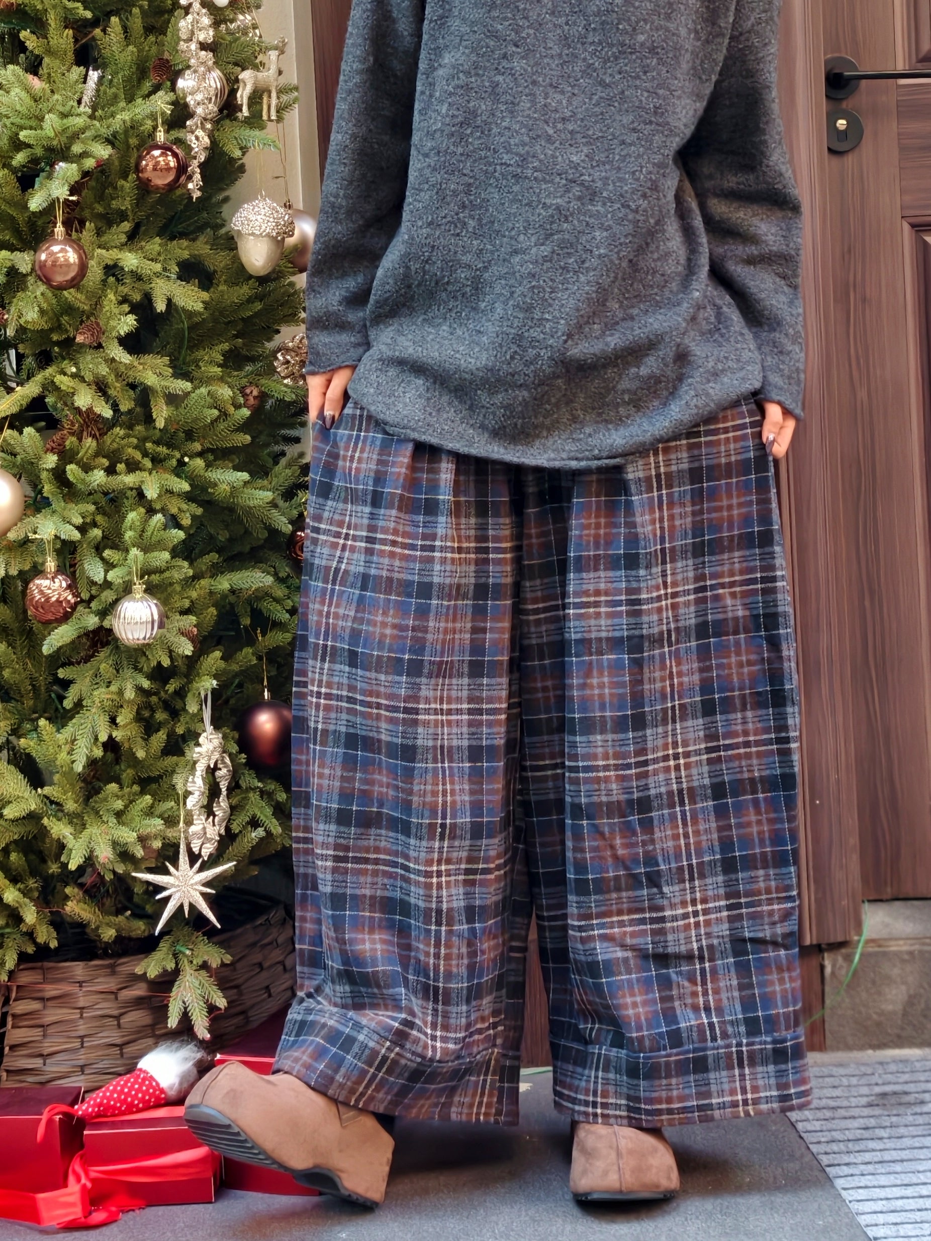 ネイビーのチェックワイドパンツ M00137