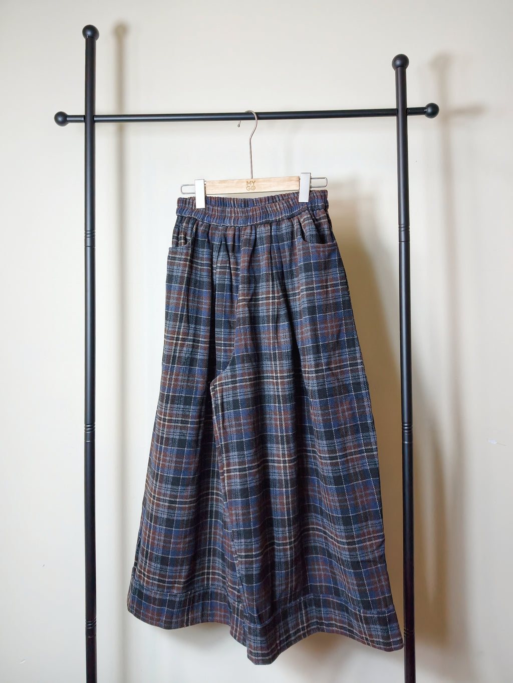 ネイビーのチェックワイドパンツ M00137